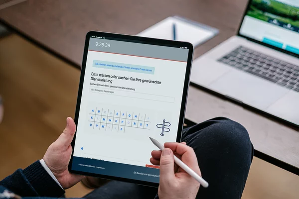 Hände mit Laptop