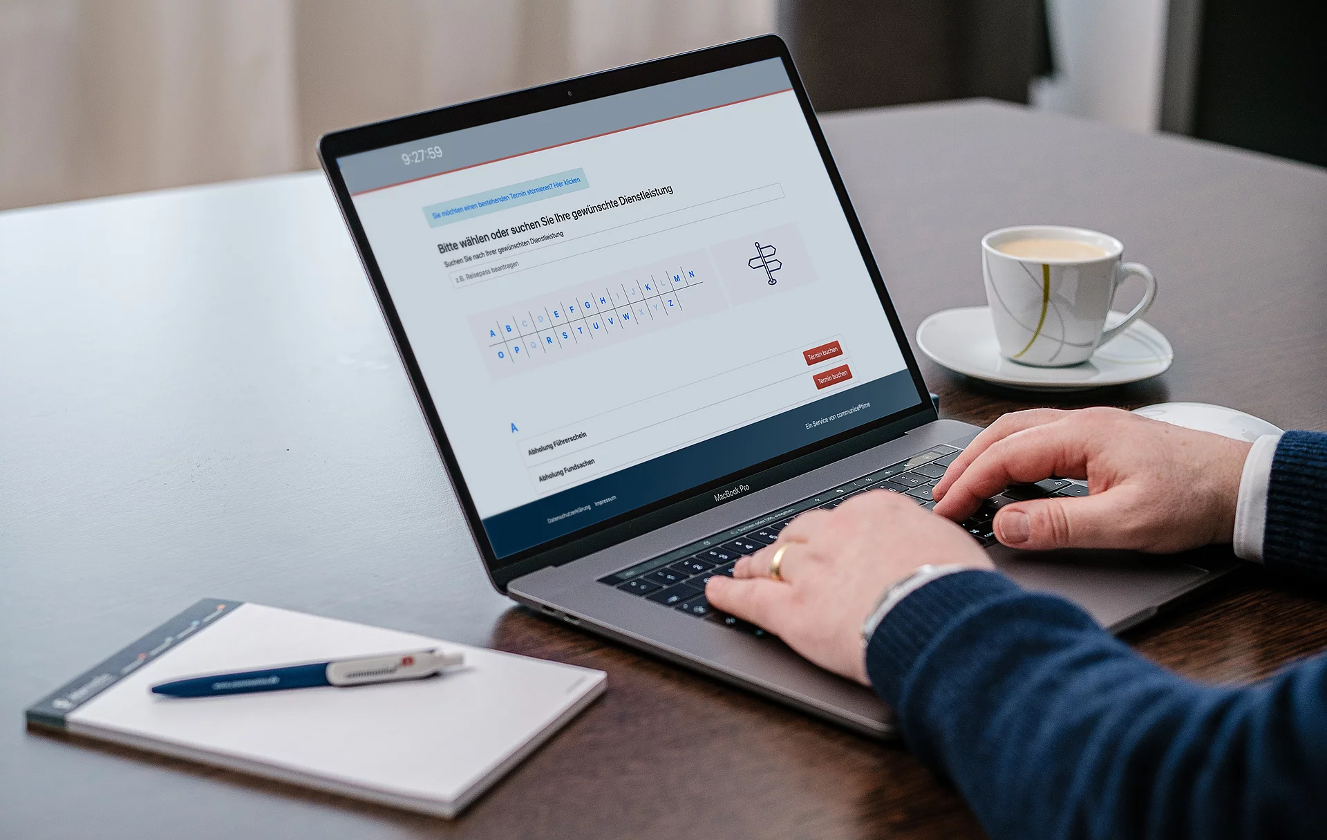 Laptop und tippende Hände 