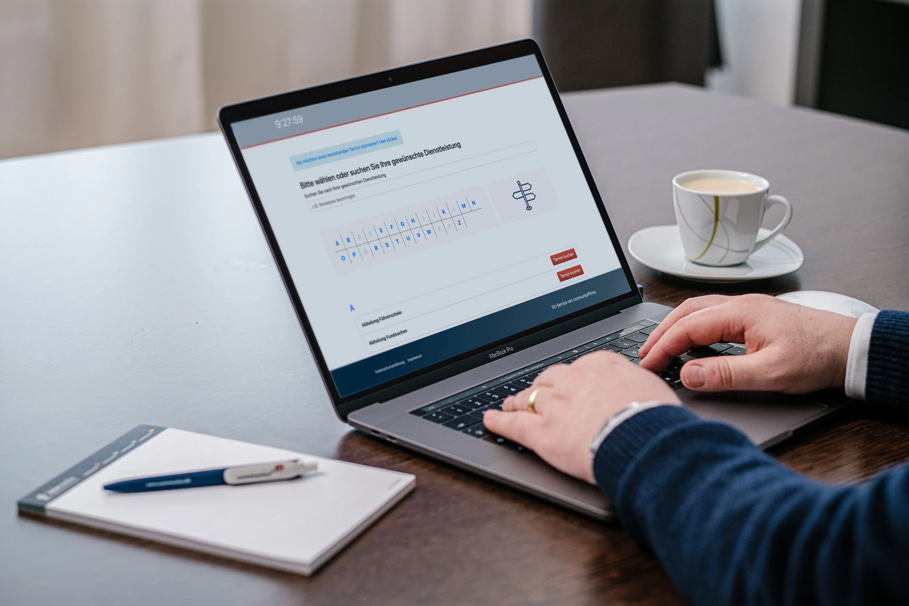 Laptop und tippende Hände 